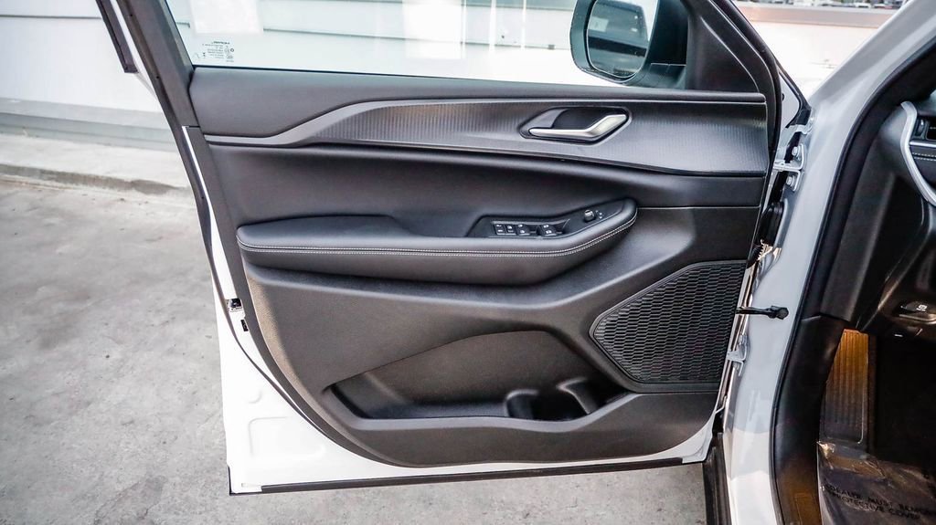 New 2025 Jeep Grand Cherokee L Laredo w/ Luxury Tech Group I image 23