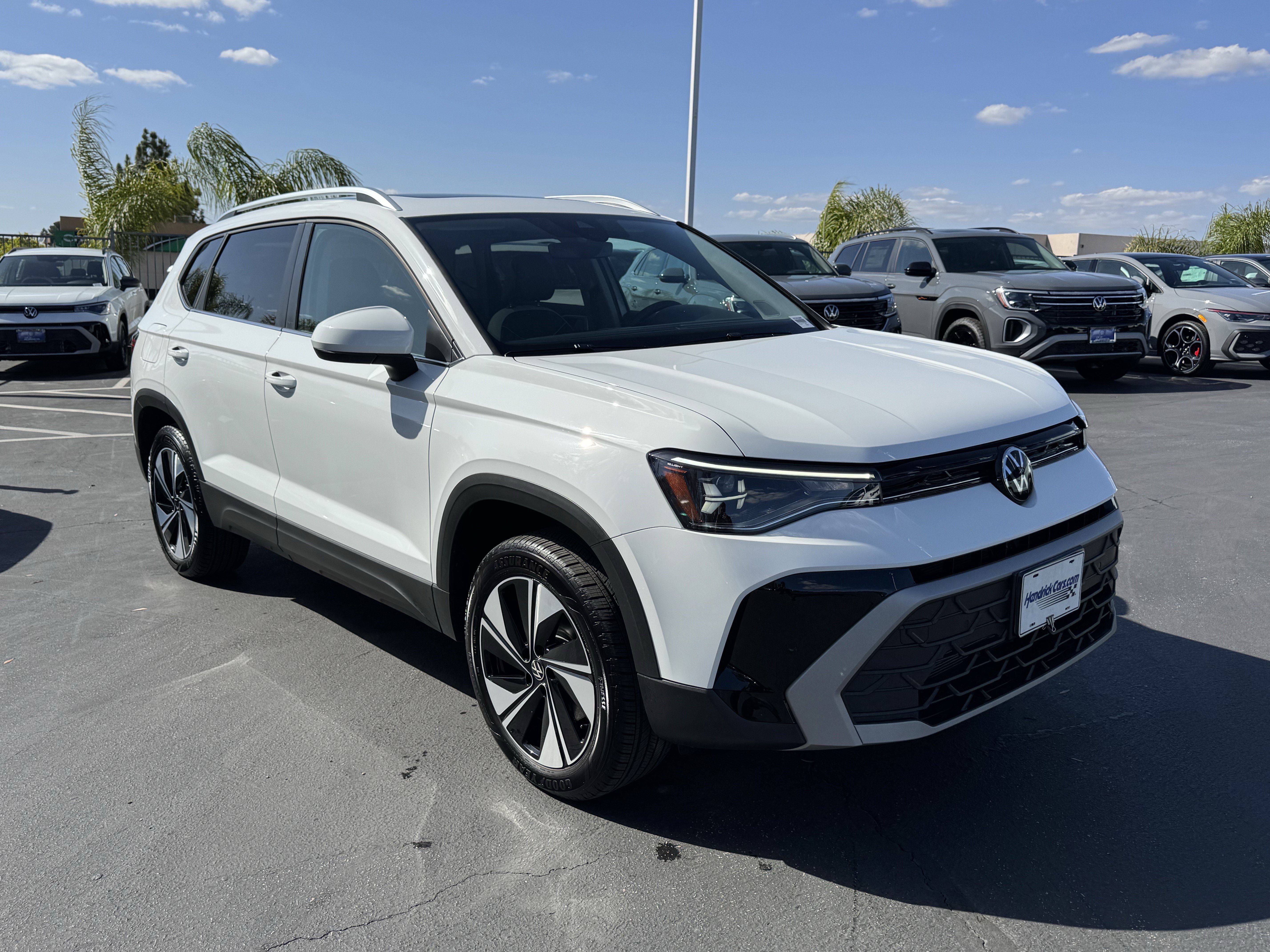 Used 2025 Volkswagen Taos SE AWD/4WD image 2