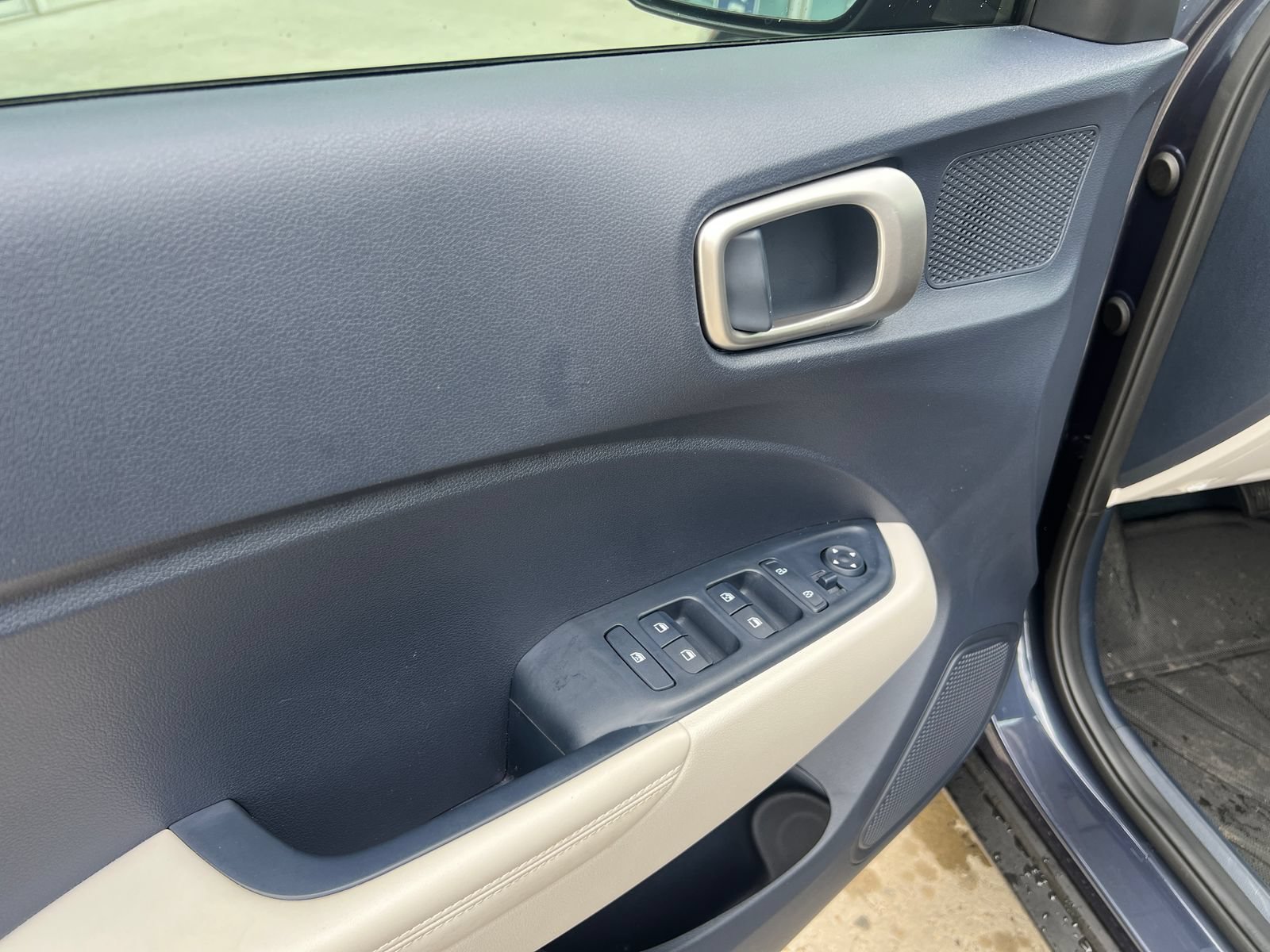 Used 2025 Hyundai Venue Limited FWD image 25