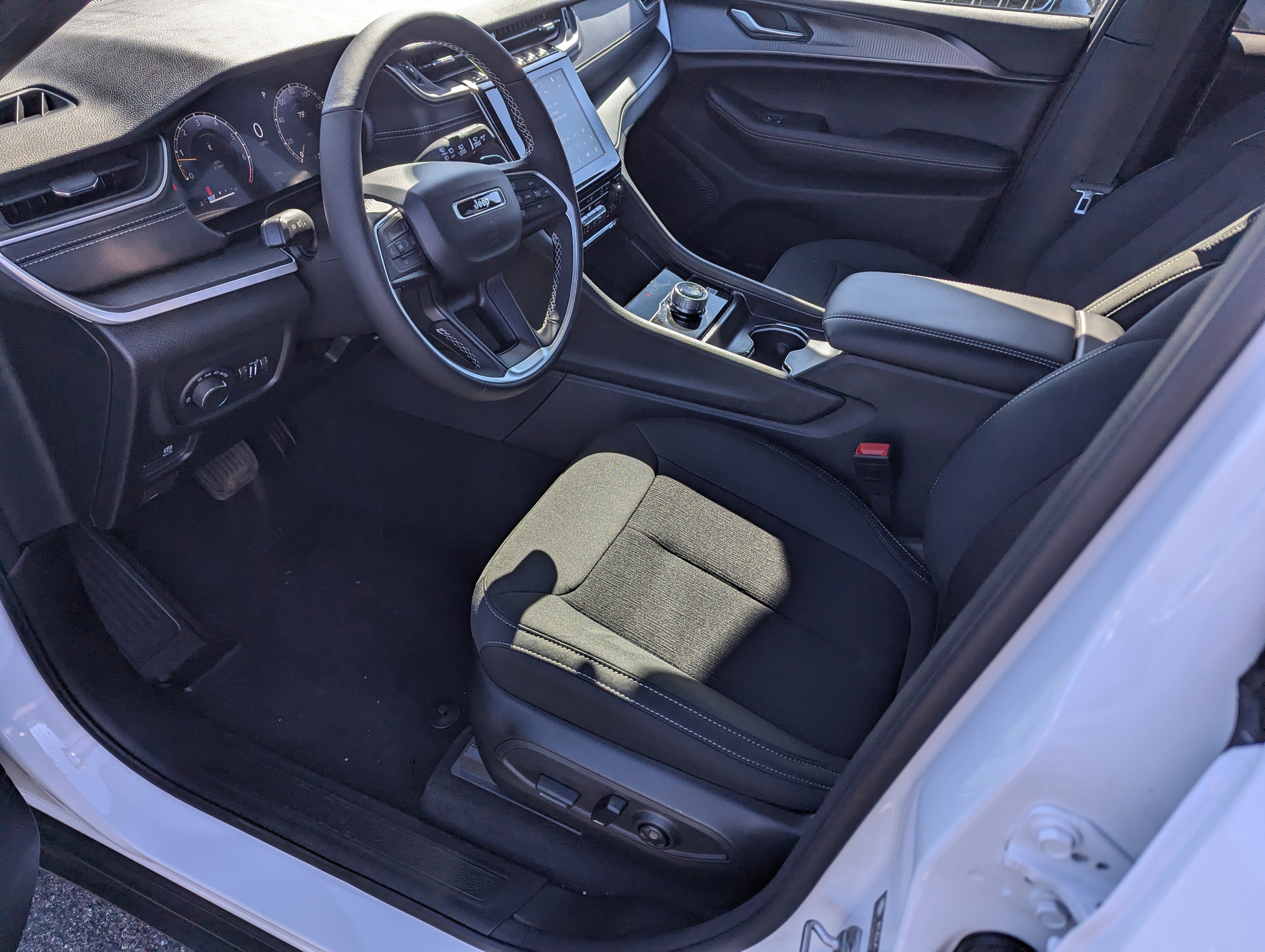 New 2025 Jeep Grand Cherokee Laredo X w/ Luxury Tech Group I image 9