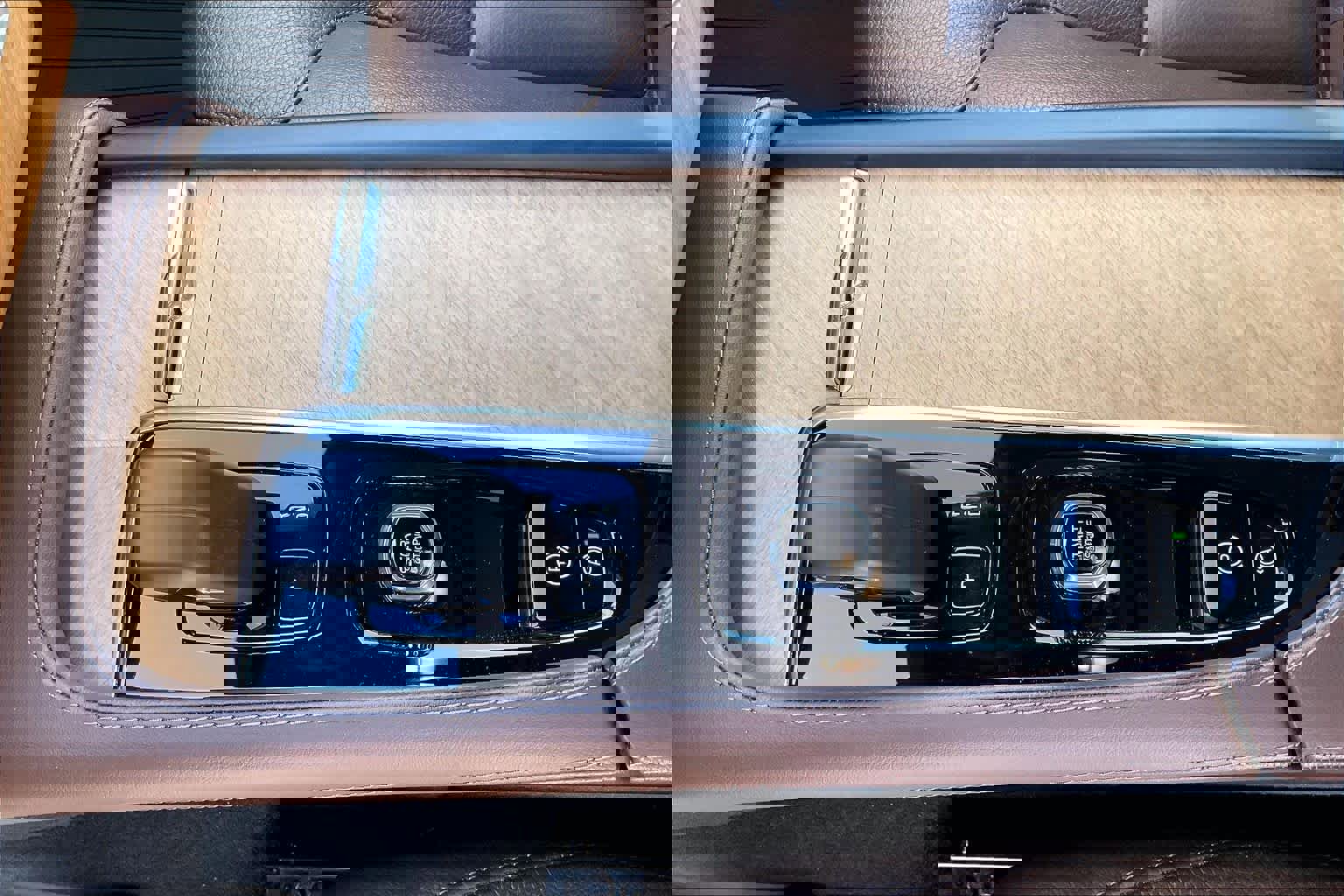 Used 2023 Volvo XC90 T8 Plus w/ Protection Package Premier image 20