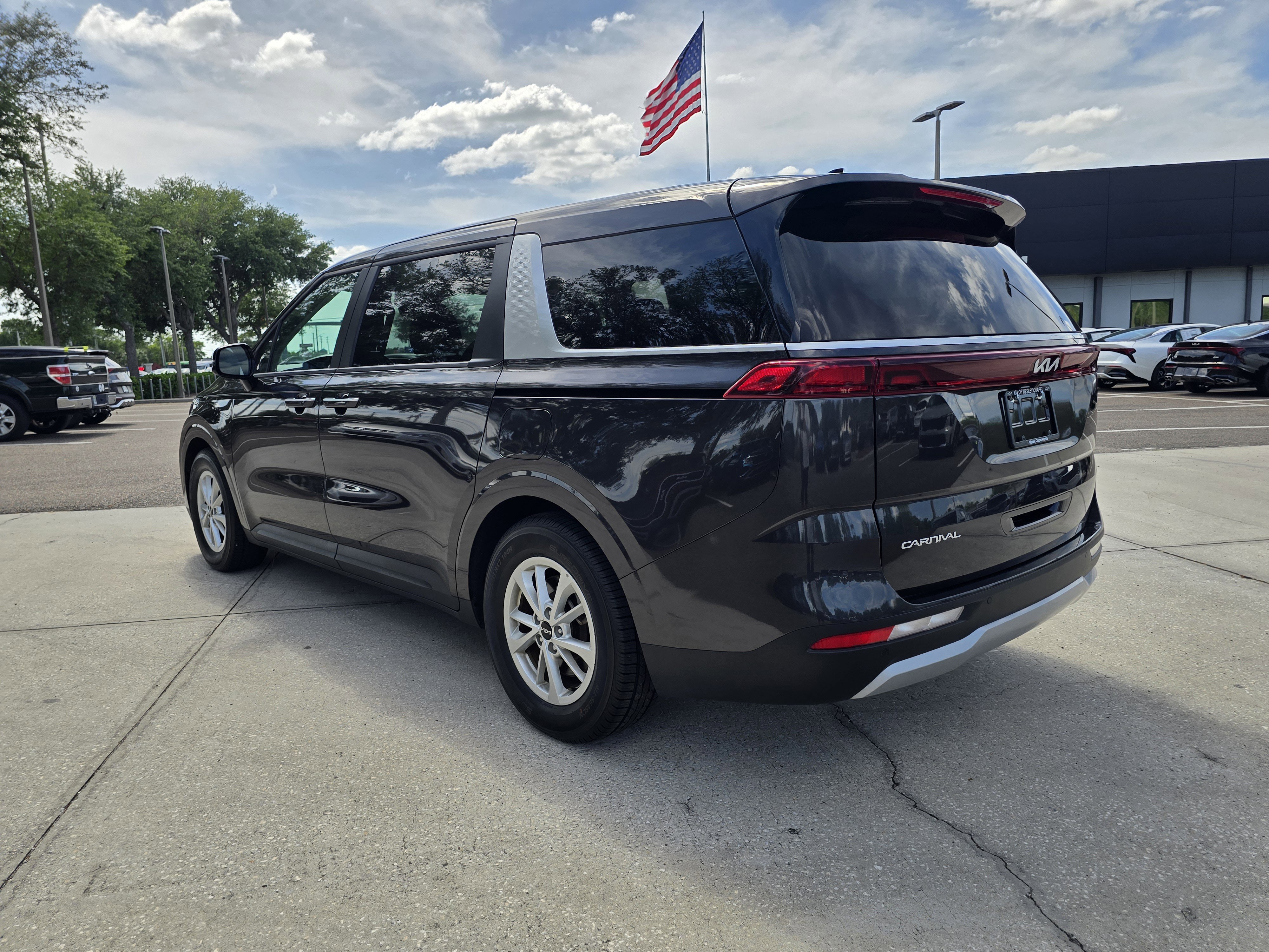 Used 2024 Kia Carnival LX image 6