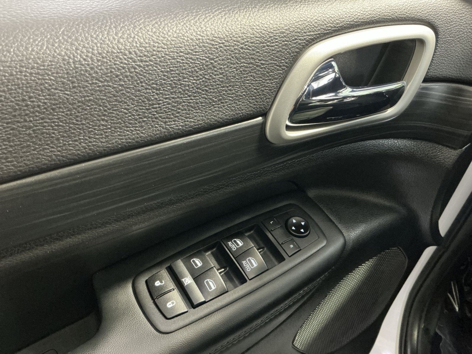 Used 2021 Jeep Grand Cherokee Laredo X AWD/4WD image 16