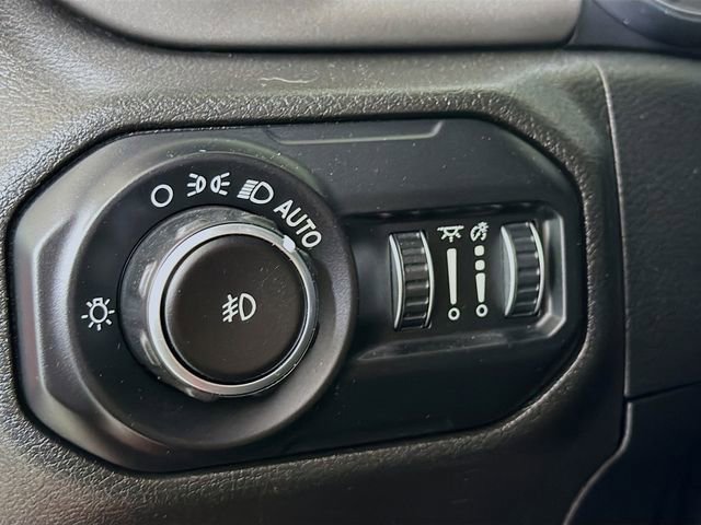 Used 2018 Jeep Wrangler Unlimited Sahara w/ Uconnect 4C Nav & Sound Group image 10