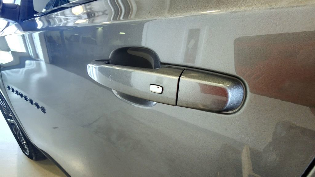 Used 2023 Chevrolet Traverse RS image 16