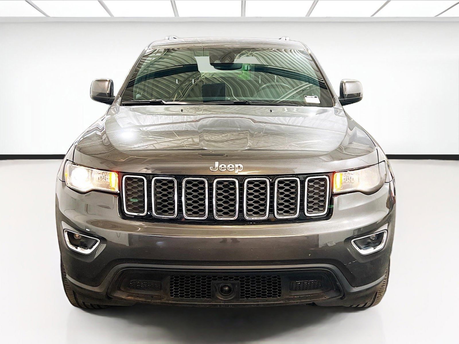 Used 2021 Jeep Grand Cherokee Laredo w/ Security & Convenience Group AWD/4WD image 2