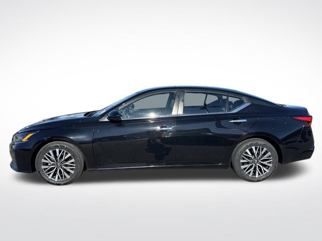 Used 2023 Nissan Altima 2.5 SV image 3