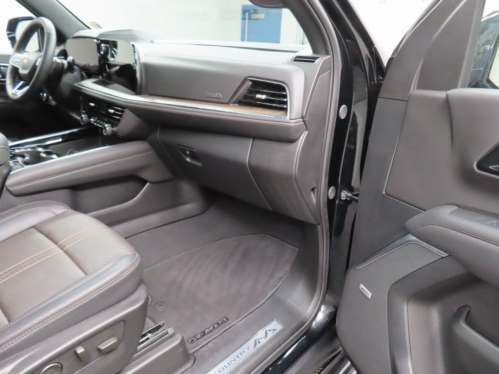 Used 2025 Chevrolet Suburban High Country AWD/4WD image 36