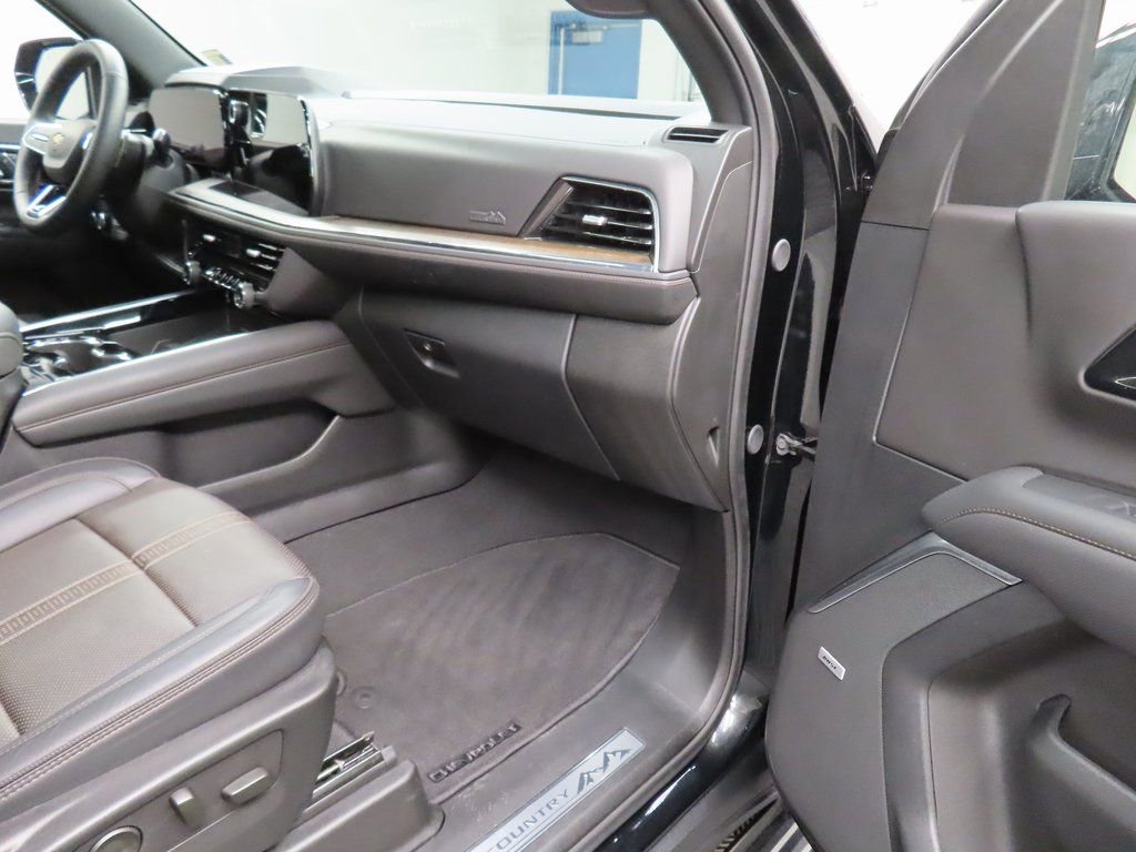 Used 2025 Chevrolet Suburban High Country AWD/4WD image 36