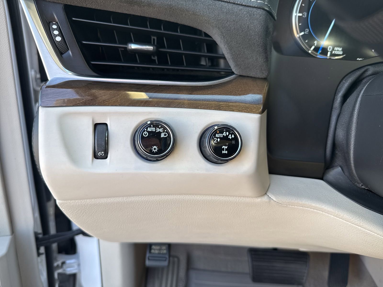 Used 2019 Cadillac Escalade Luxury w/ LPO, Radiant Package image 25