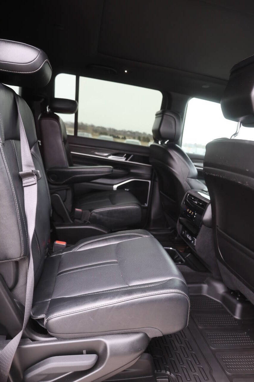 Used 2022 Jeep Wagoneer Series III w/ Premium Group I AWD/4WD image 16