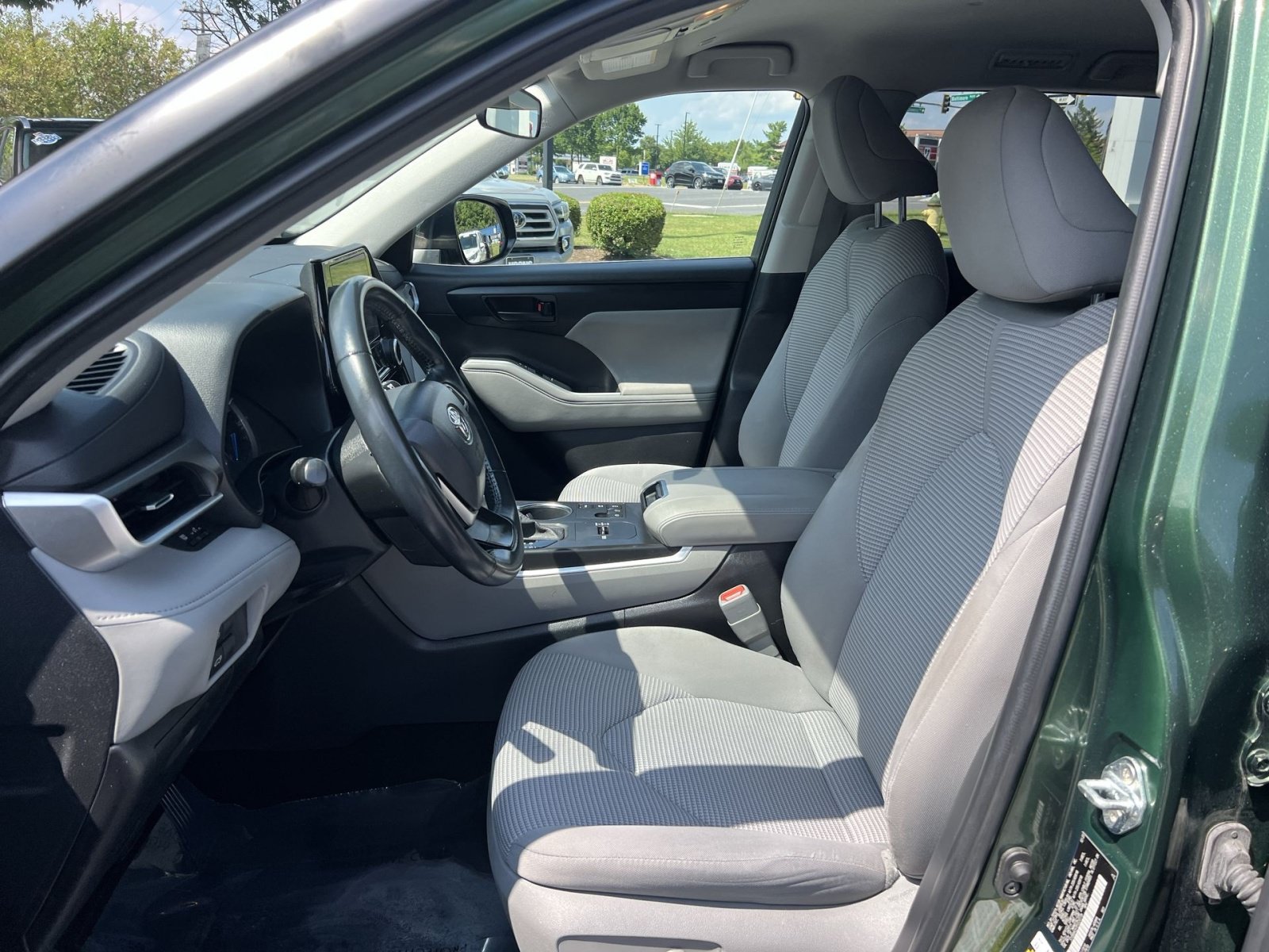 Used 2023 Toyota Highlander LE AWD/4WD image 13