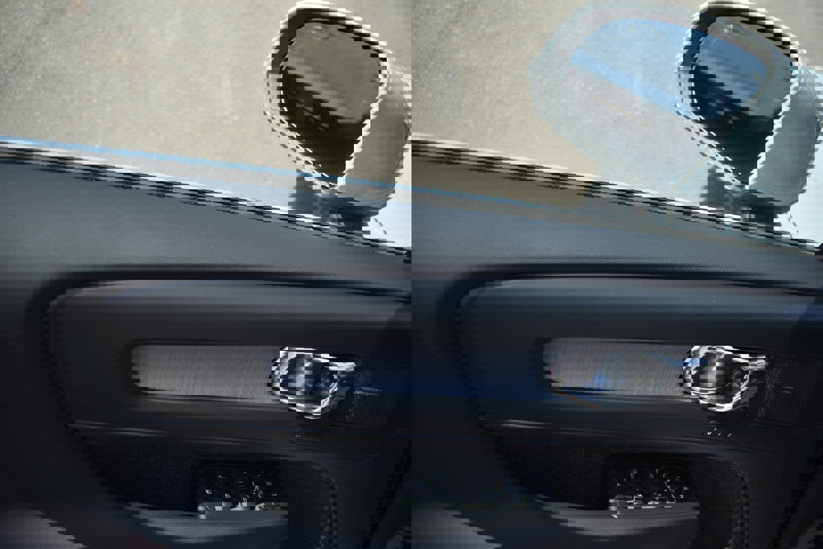 Used 2025 Volvo XC40 B5 Plus w/ Climate Package image 3