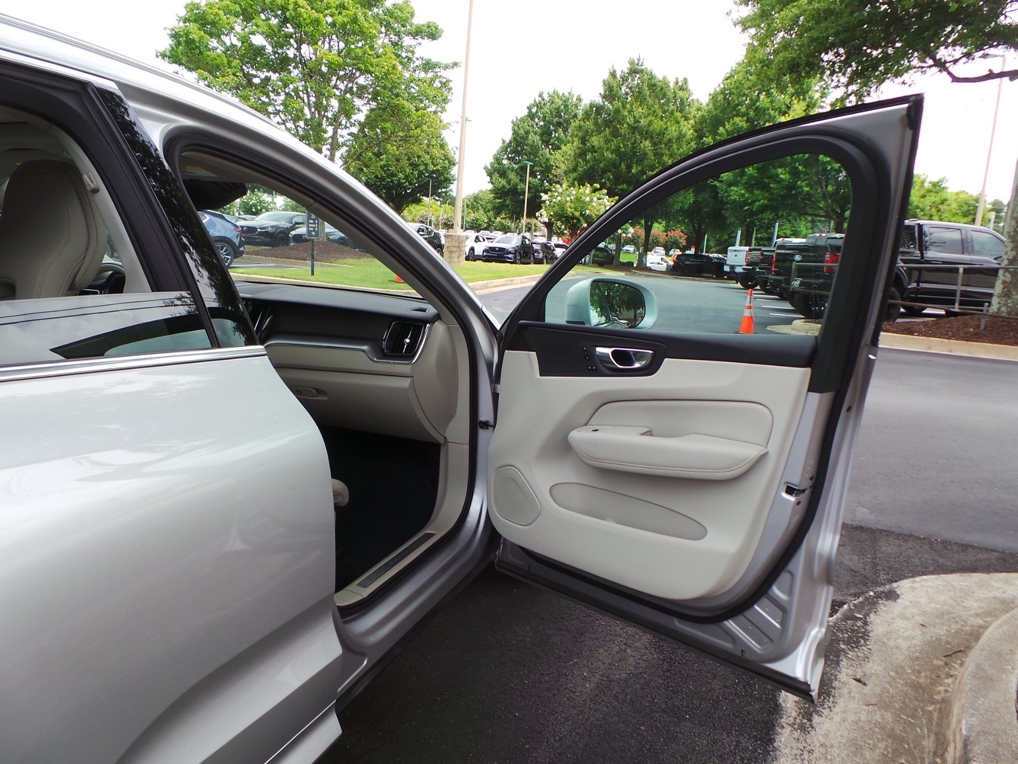 Used 2019 Volvo XC60 T5 Momentum w/ Premium Package AWD/4WD image 37