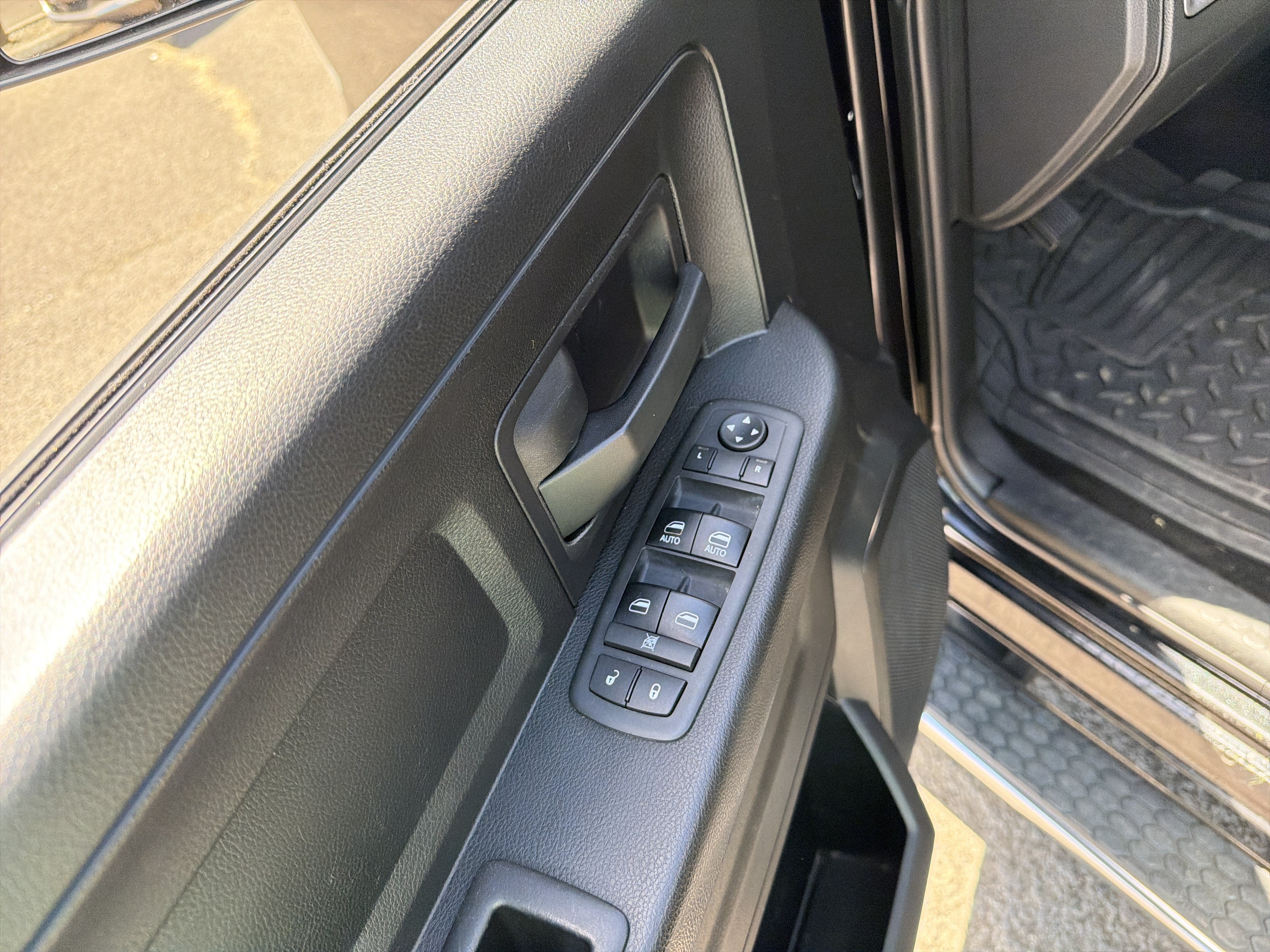 Used 2018 RAM 1500 ST w/ SXT Appearance Group AWD/4WD image 14