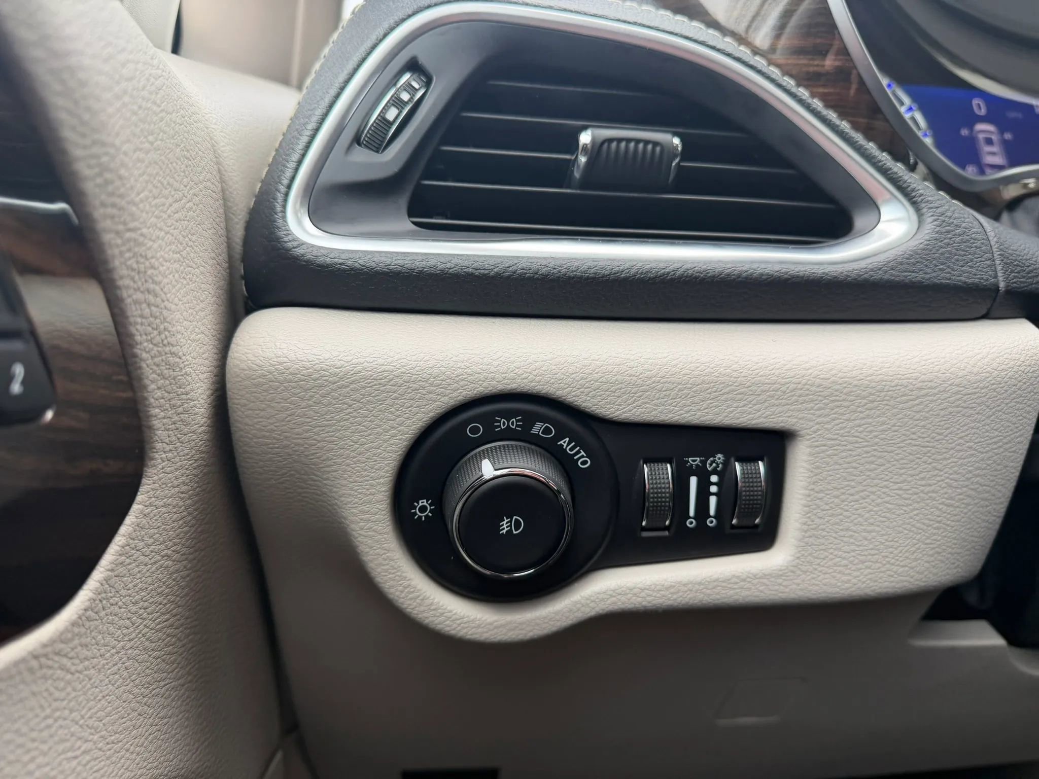 Used 2021 Chrysler Pacifica Limited image 18