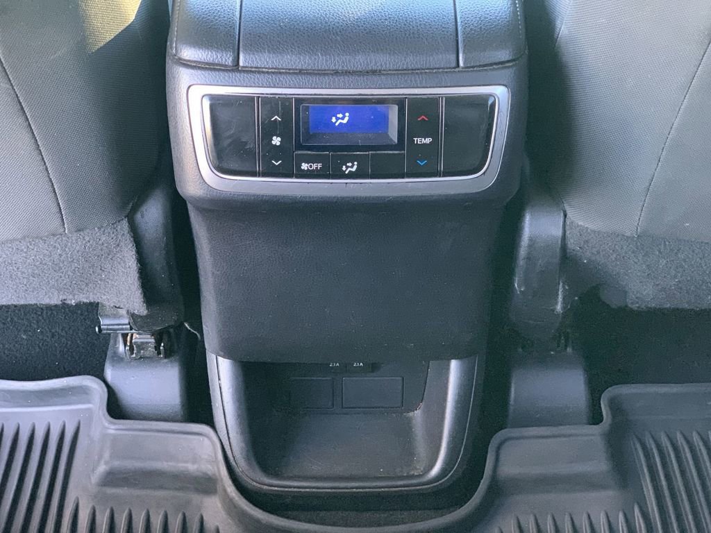 Used 2019 Toyota Highlander LE image 19