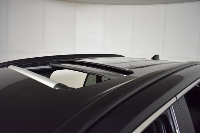 Used 2022 Toyota RAV4 SE w/ Weather & Moonroof Package AWD/4WD image 40
