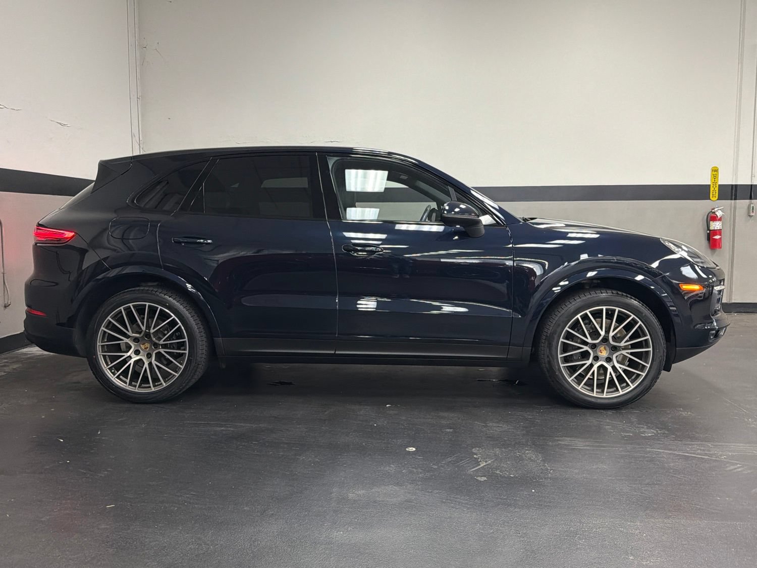 Used 2023 Porsche Cayenne AWD/4WD image 5