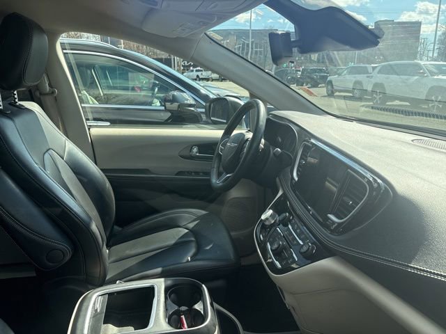 Used 2023 Chrysler Pacifica Touring-L image 8