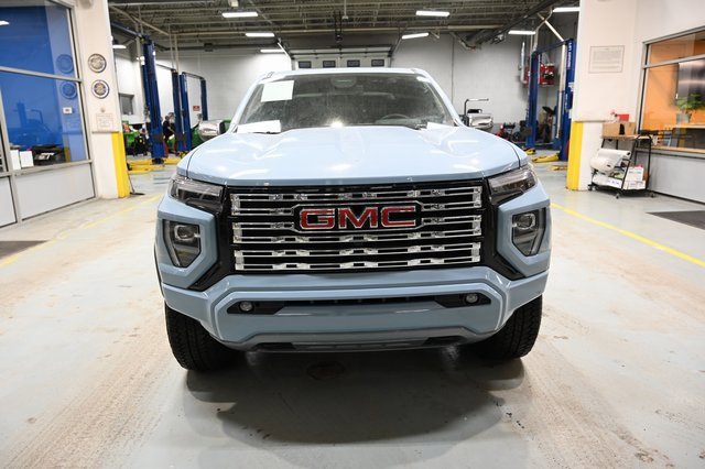 Used 2025 GMC Canyon Denali image 2