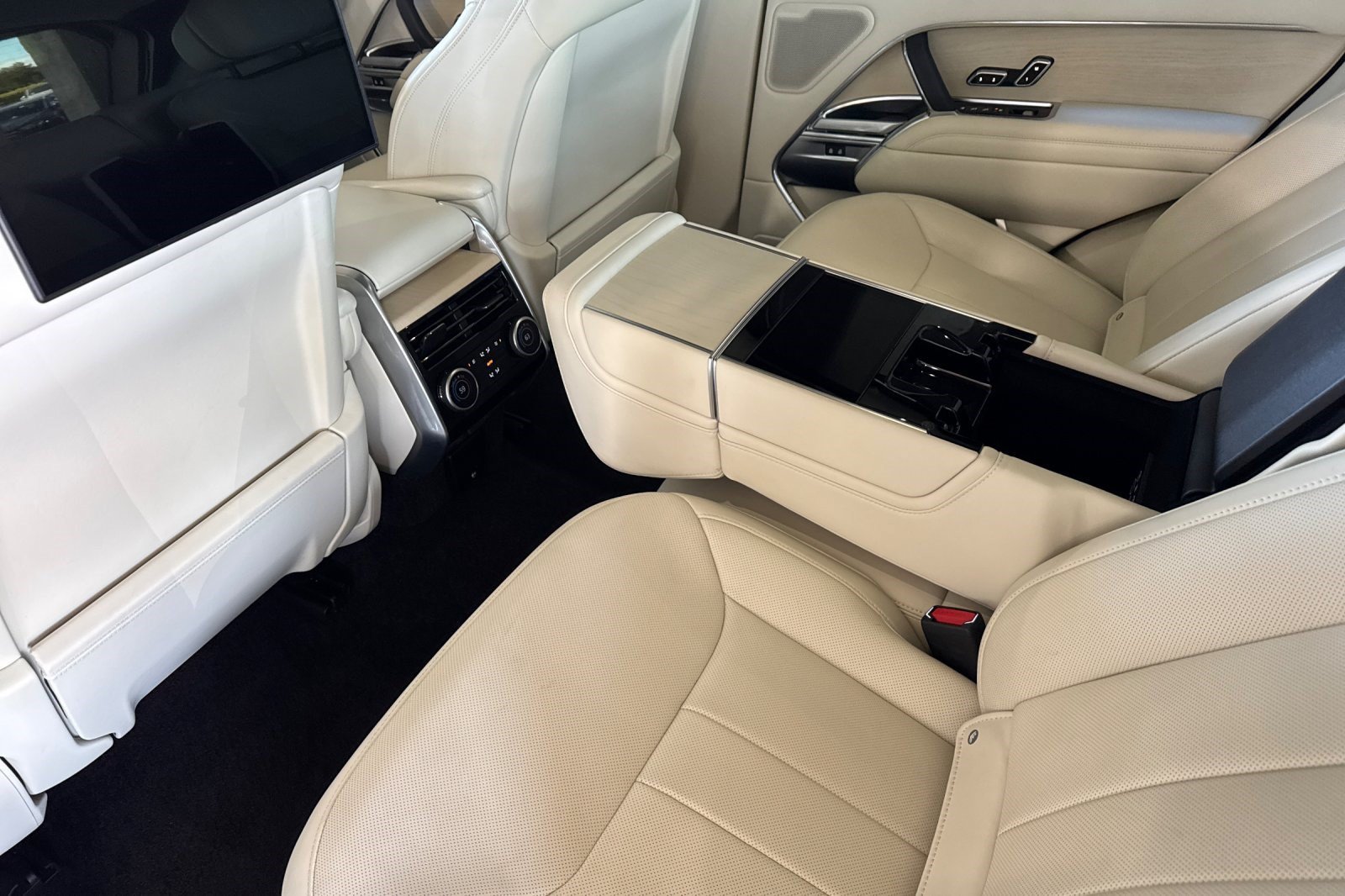Used 2023 Land Rover Range Rover Autobiography AWD/4WD image 28
