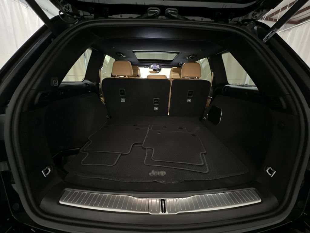 Used 2022 Jeep Grand Cherokee Summit AWD/4WD image 32