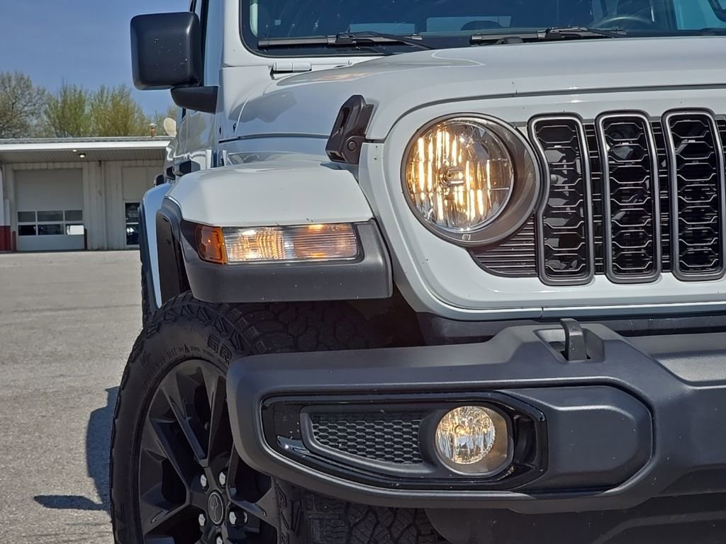 Certified 2024 Jeep Gladiator Sport AWD/4WD image 9