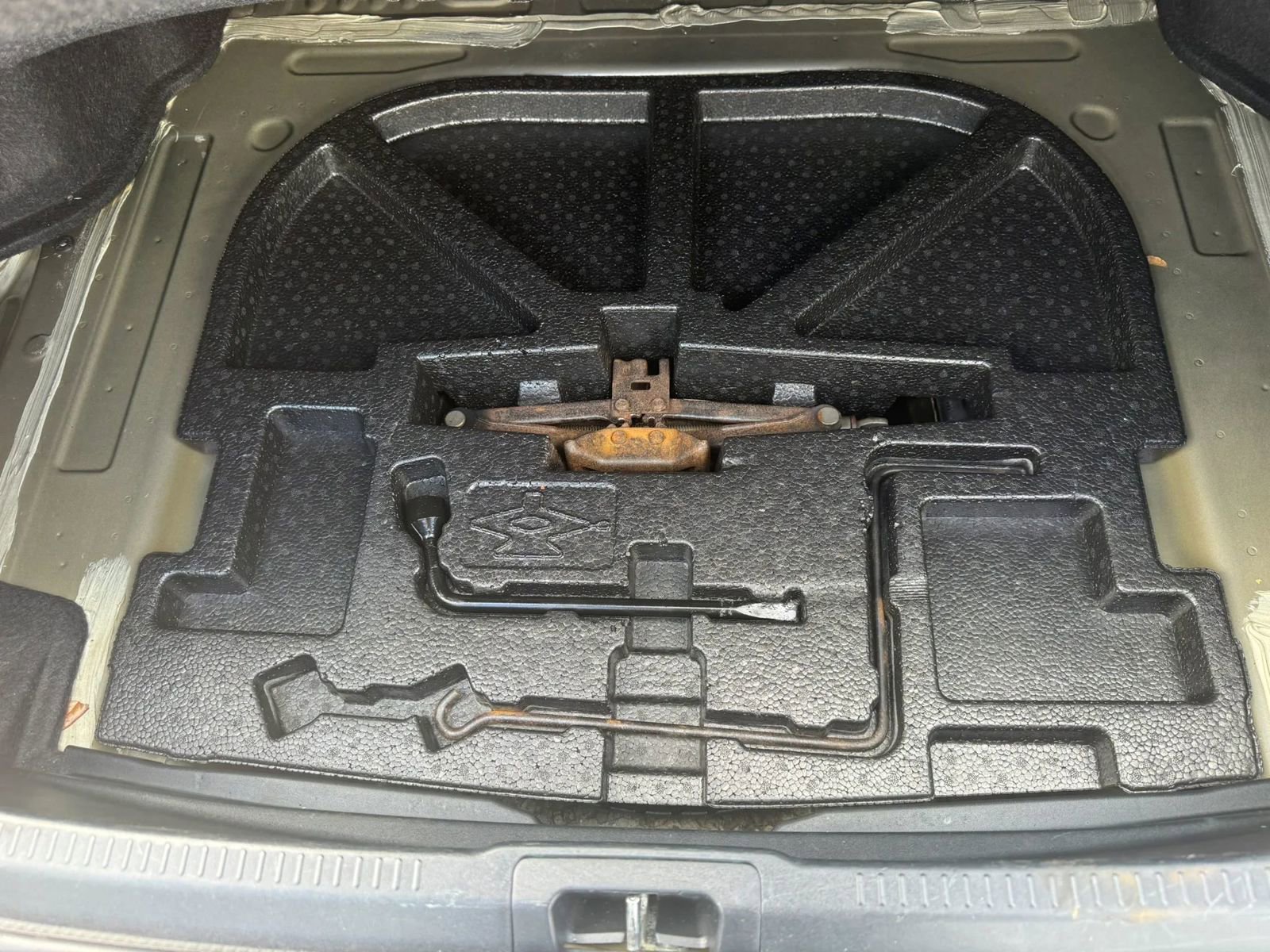 Used 2013 Toyota Camry L image 14