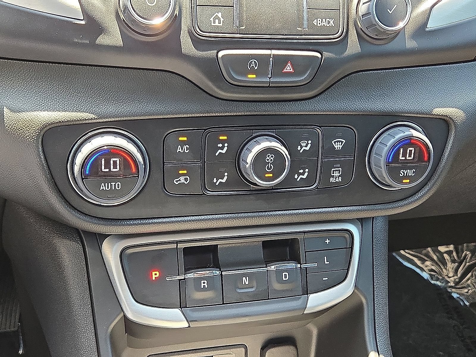 Used 2023 GMC Terrain SLE w/ Driver Convenience Package FWD image 28