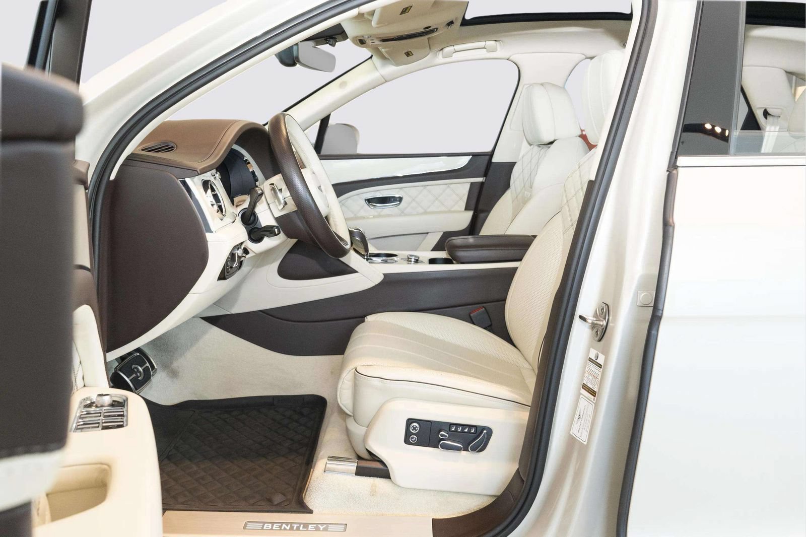 Used 2022 Bentley Bentayga AWD/4WD image 13