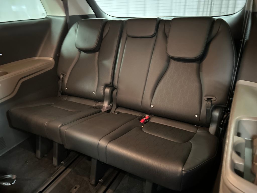 Used 2025 Kia Carnival LXS FWD image 23