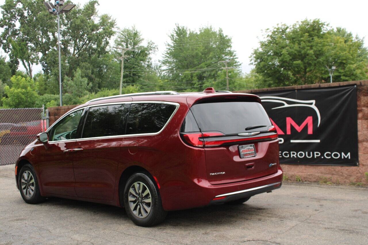 Used 2021 Chrysler Pacifica Touring-L FWD image 3