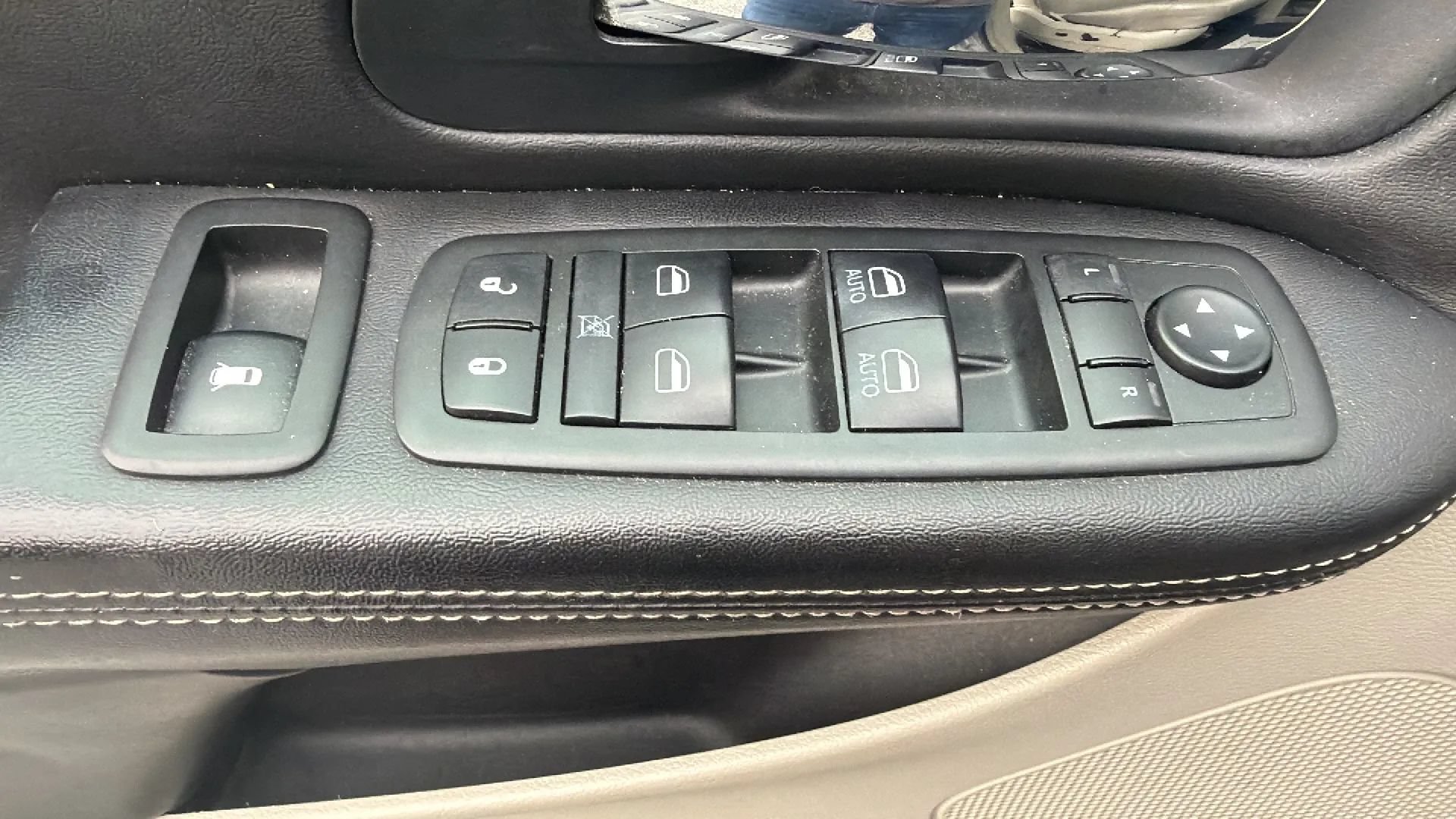 Used 2013 Chrysler Town & Country Touring-L w/ Driver Convenience Group FWD image 19
