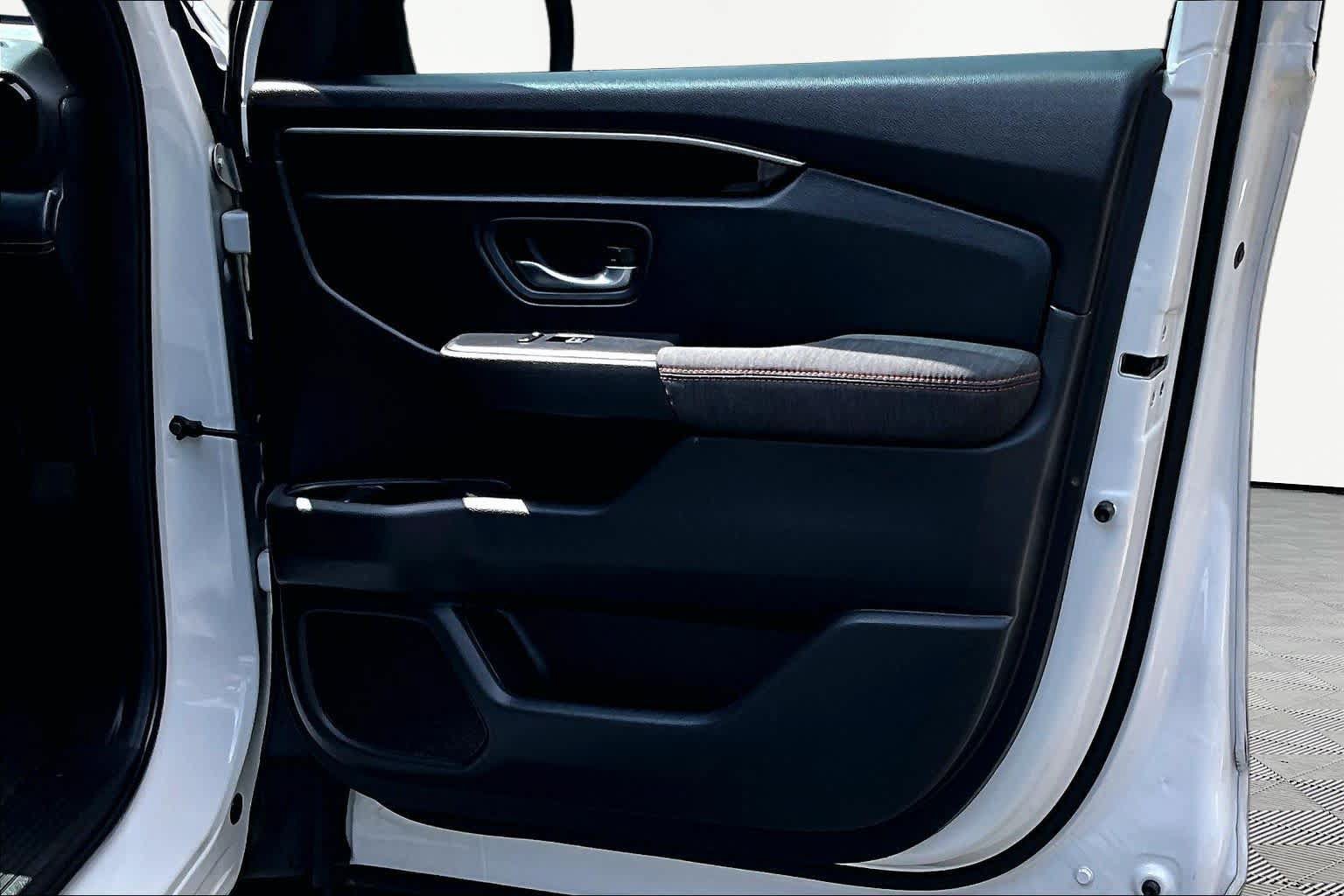 Used 2025 Honda Pilot Sport image 23