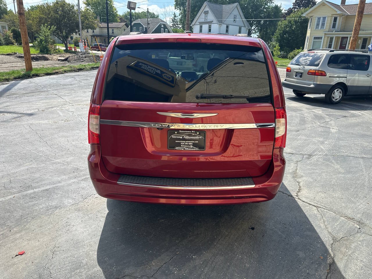 Used 2015 Chrysler Town & Country Touring w/ Driver Convenience Group FWD image 4
