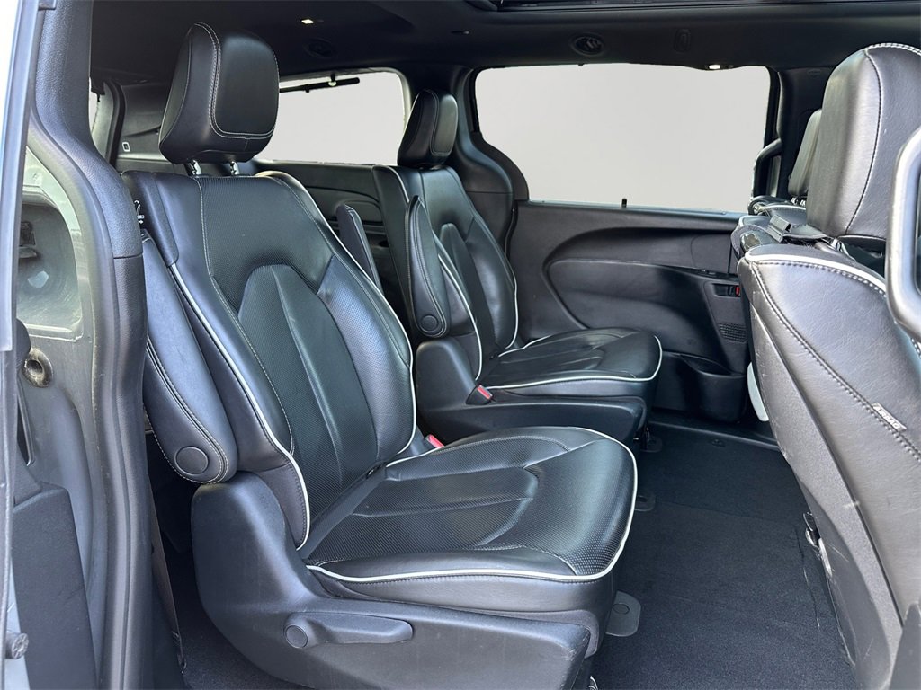 Used 2022 Chrysler Pacifica Limited w/ Uconnect Theater Family Group image 13