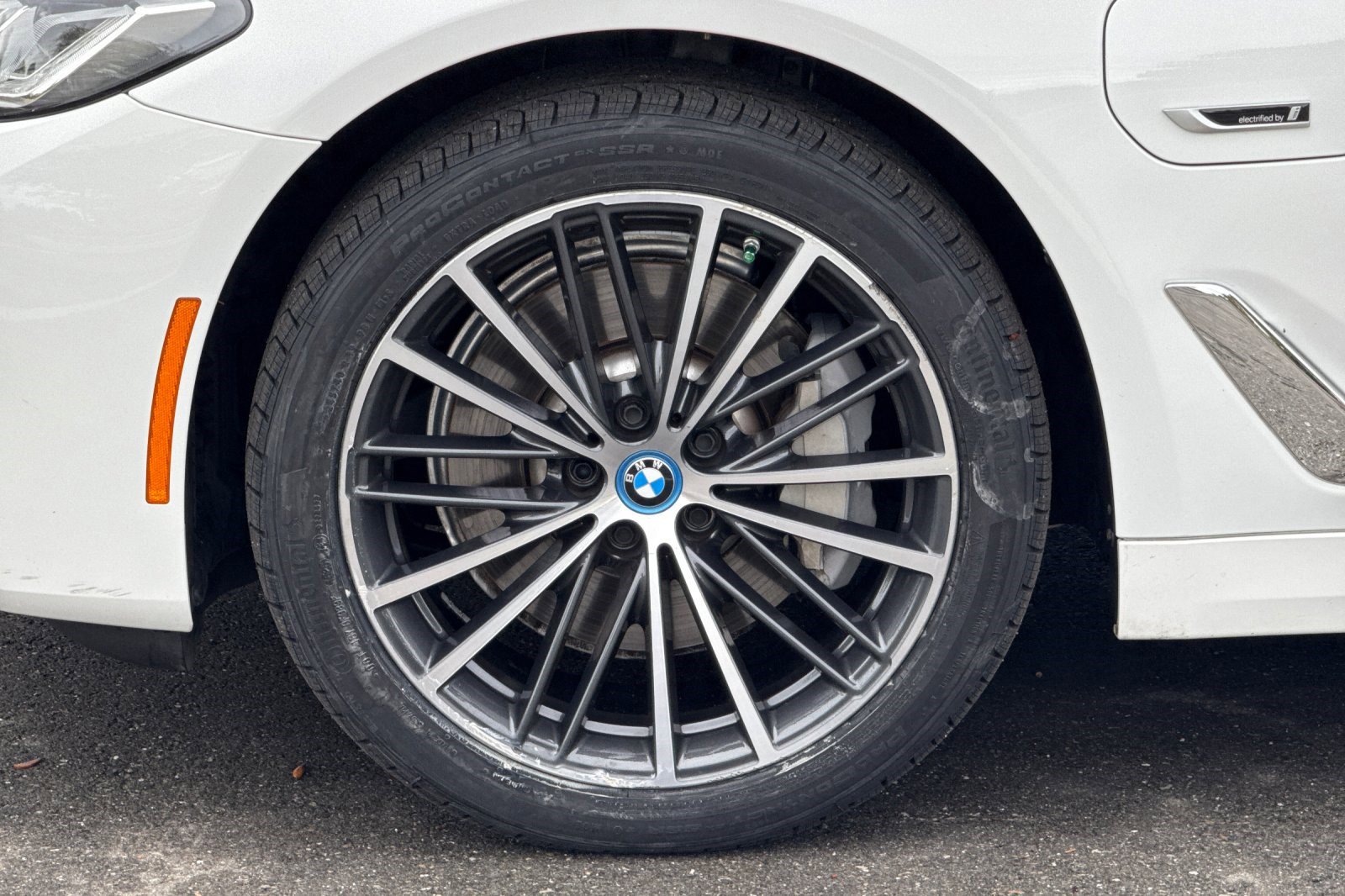 Certified 2023 BMW 530e w/ Premium Package image 37