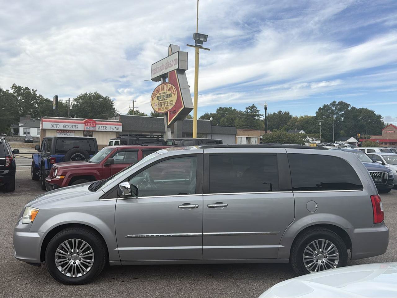 Used 2014 Chrysler Town & Country Touring-L w/ Driver Convenience Group FWD image 2