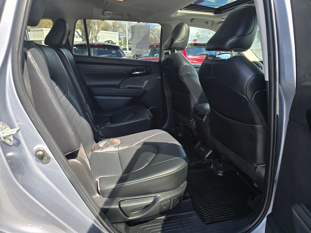 Used 2022 Toyota Highlander XLE AWD/4WD image 13