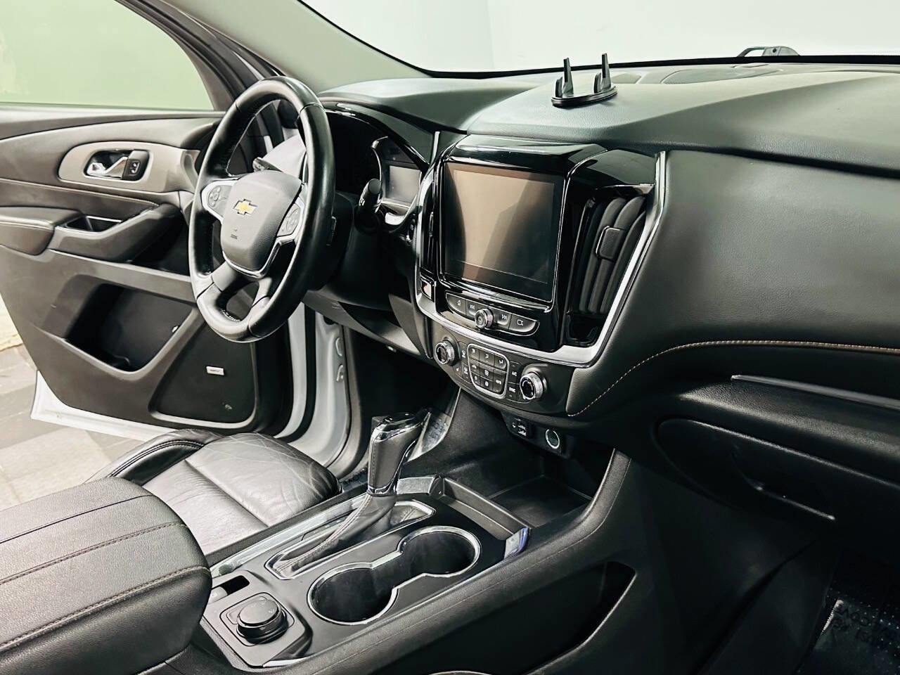 Used 2020 Chevrolet Traverse LT w/ LT Premium Package AWD/4WD image 9
