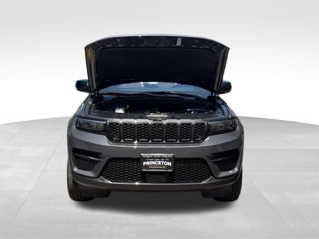 Used 2024 Jeep Grand Cherokee Altitude AWD/4WD image 8