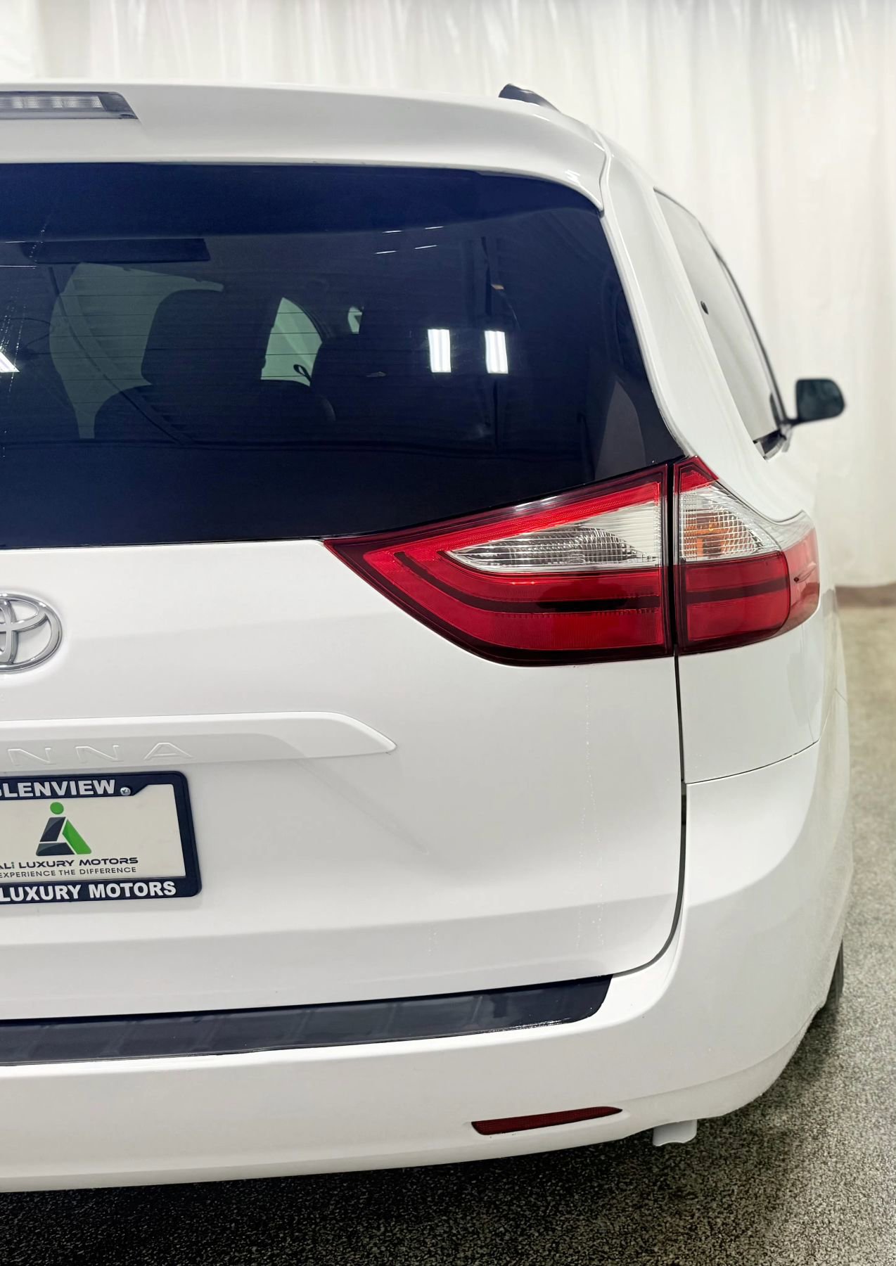 Used 2017 Toyota Sienna LE image 32