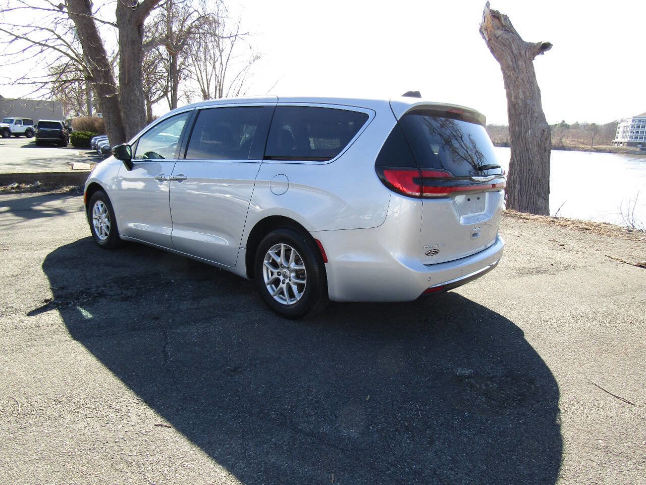 Used 2024 Chrysler Pacifica Touring-L image 6