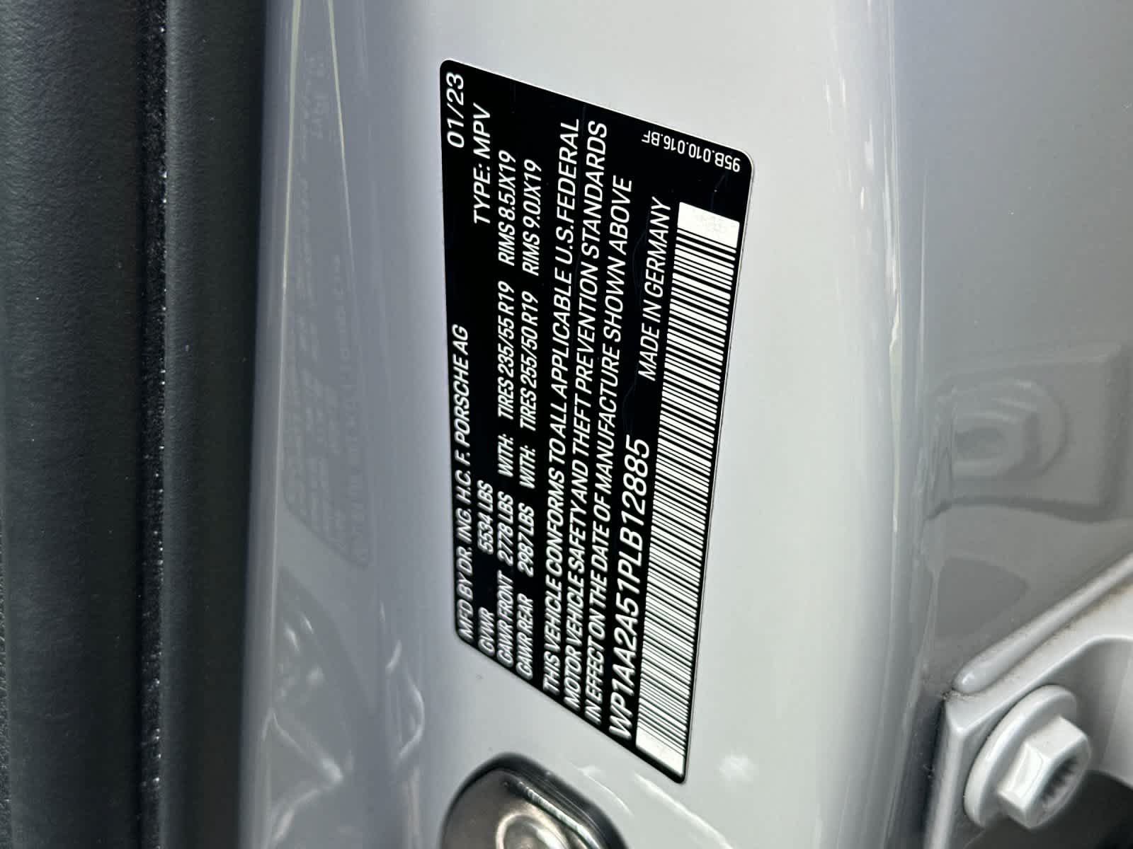 Certified 2023 Porsche Macan AWD/4WD image 32