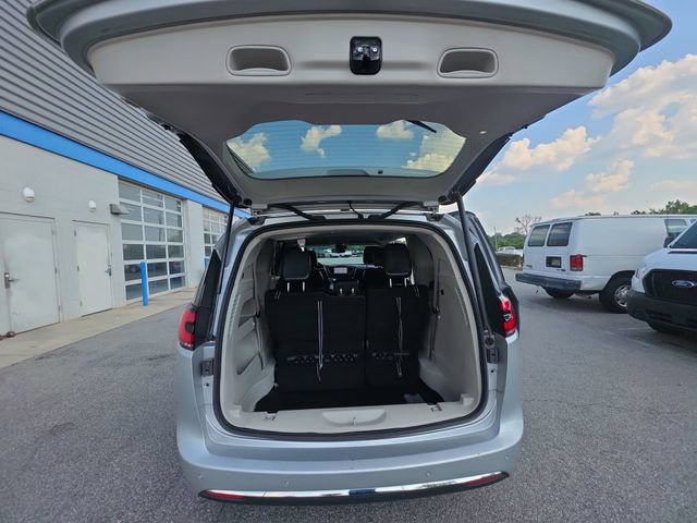 Used 2023 Chrysler Pacifica Touring-L FWD image 14