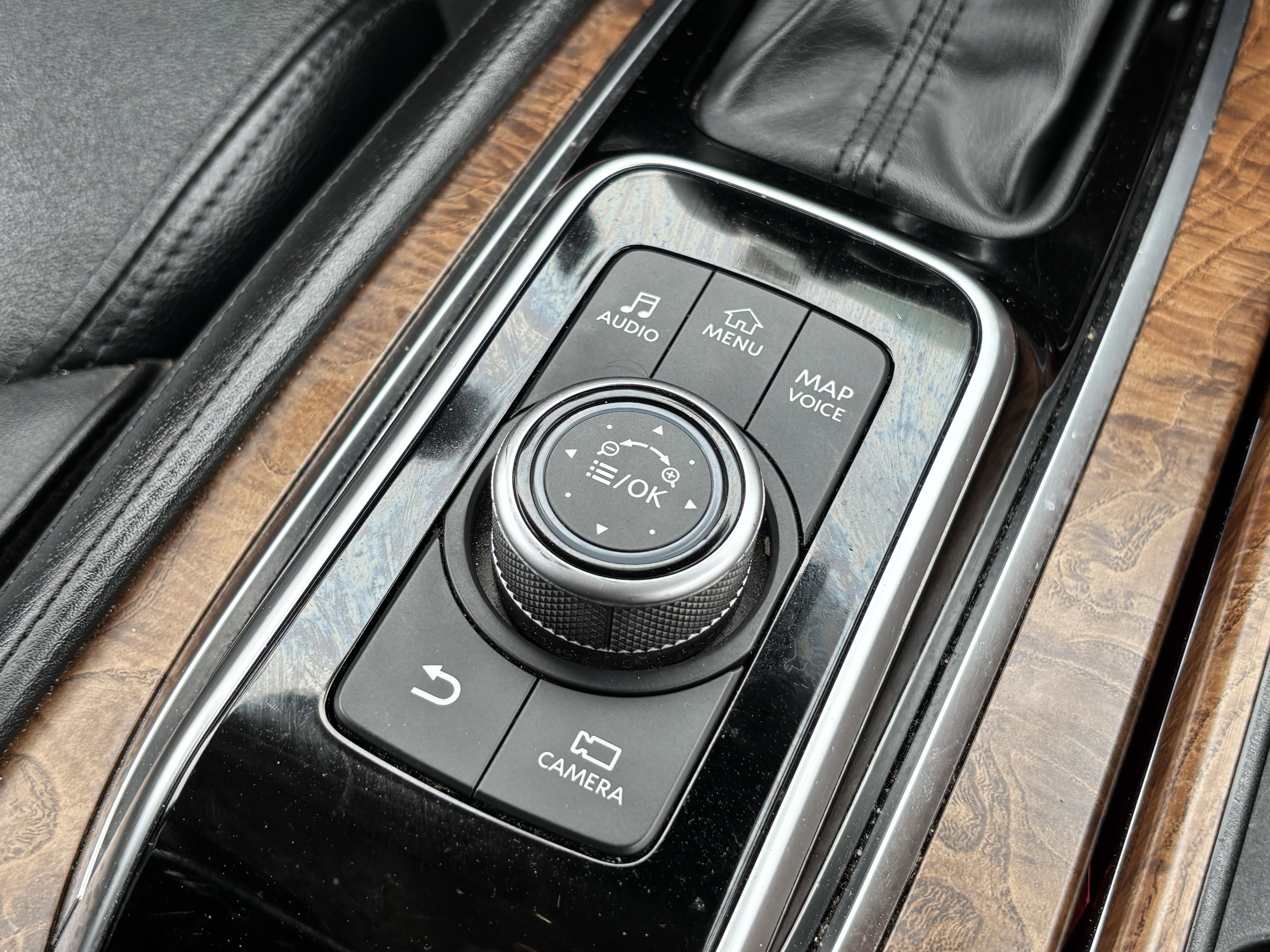 Used 2024 Nissan Armada SL w/ Captain's Chairs Package RWD image 25