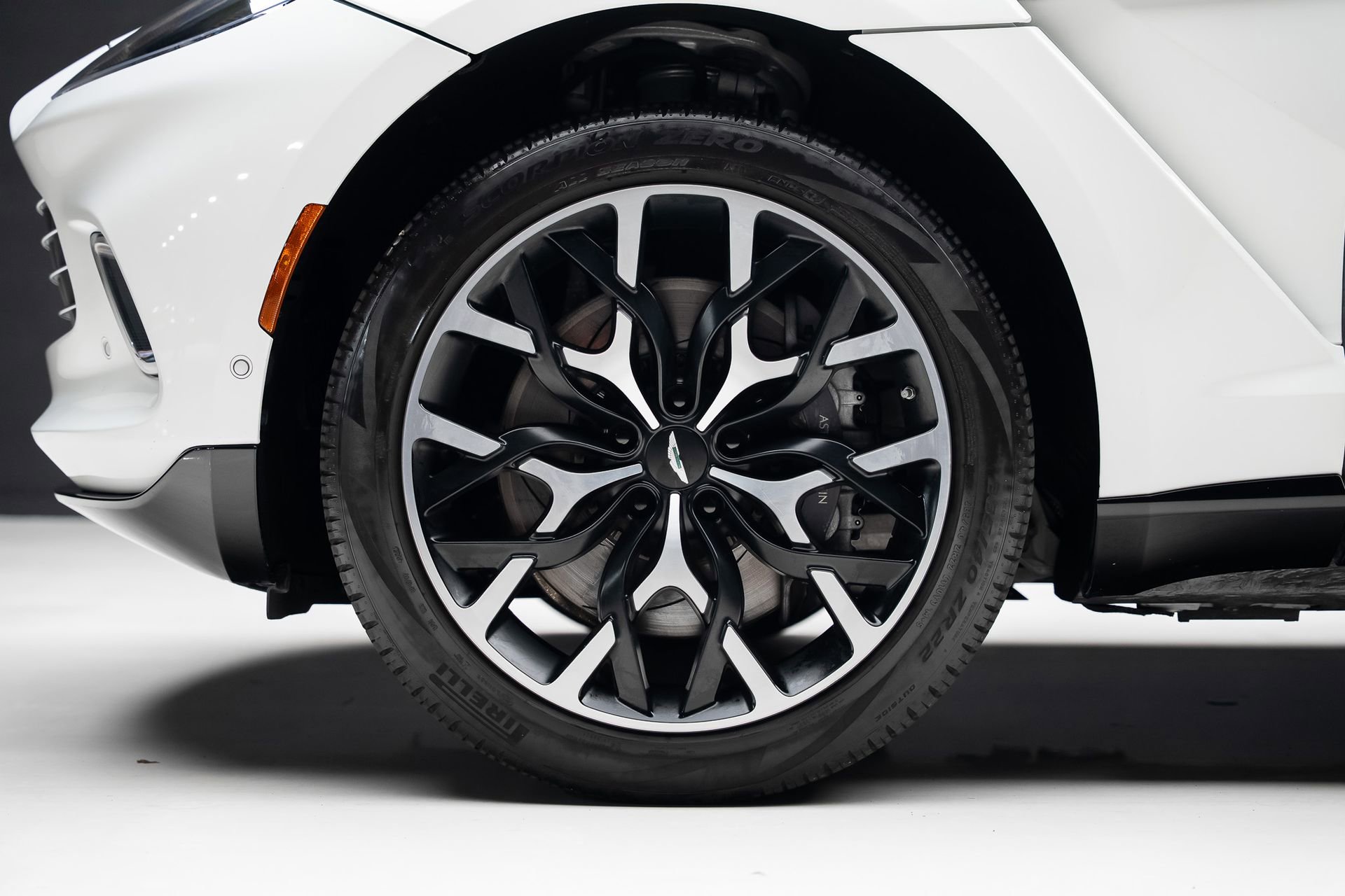 Used 2023 Aston Martin DBX AWD/4WD image 19