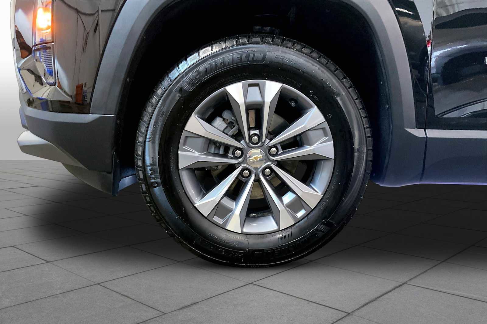 Used 2025 Chevrolet Equinox LT AWD/4WD image 11