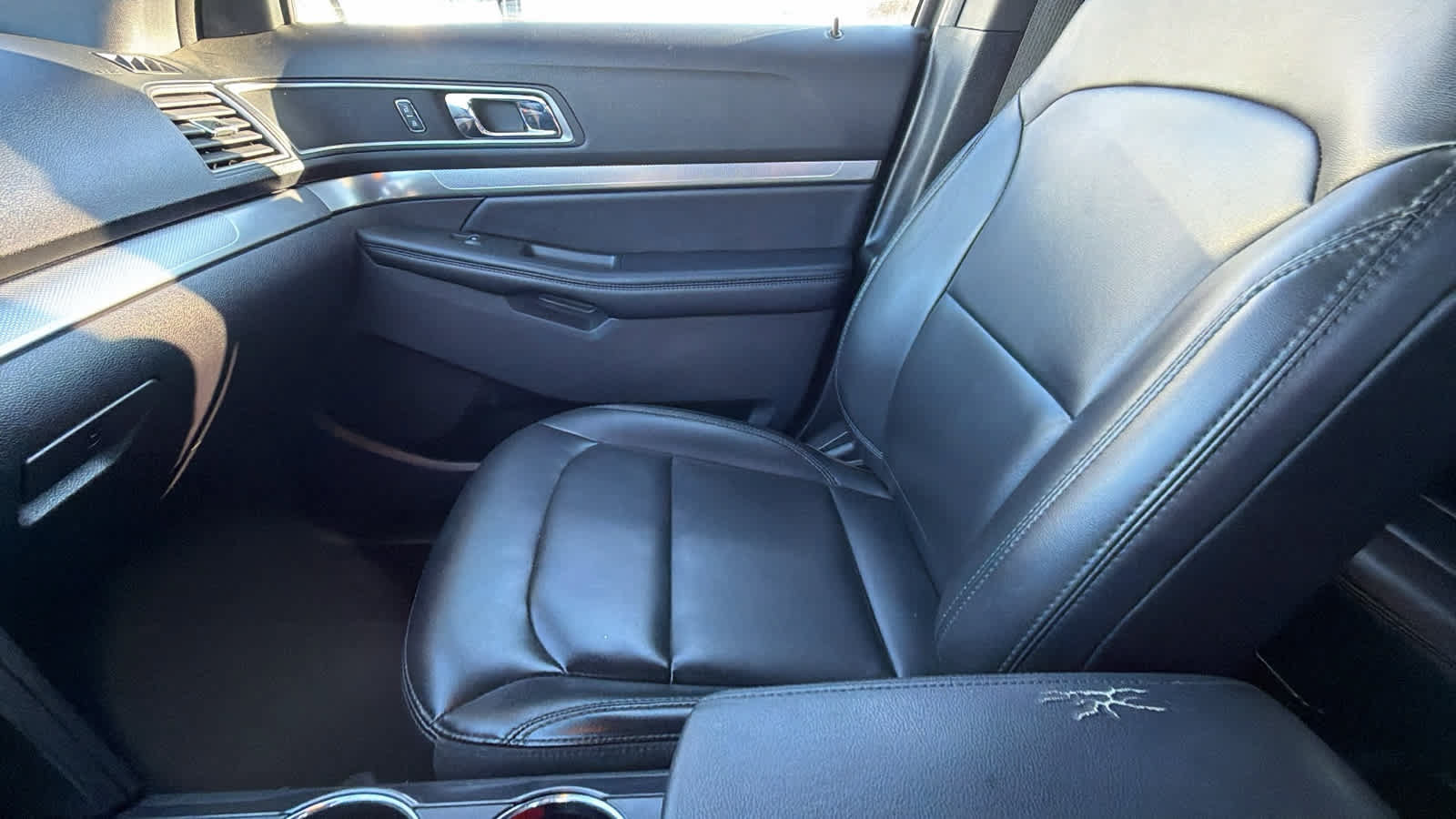 Used 2019 Ford Explorer XLT w/ Equipment Group 202A FWD image 12